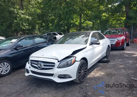 2015 Mercedes-Benz C 300 4Matic/Luxury 4Matic/Sport 4Matic z USA, uszkodzony, nr VIN 55SWF4KB5FU049007
